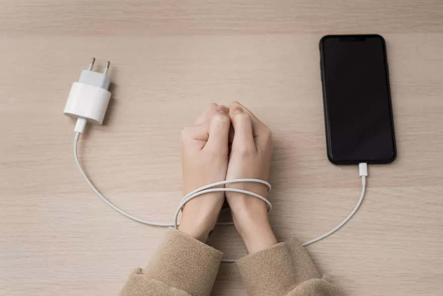 Náhled pro  Experti varují! Proč byste měli přestat nabíjet telefon přes noc?